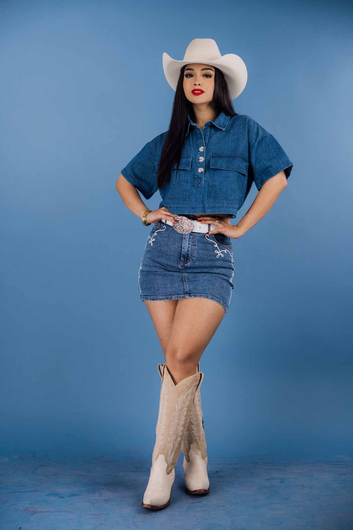 This mid-rise mini skirt features embroidered pocket details